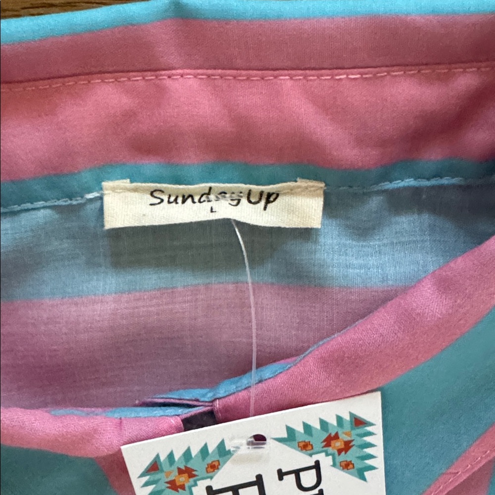 😊Striped Button-Up Shirt in Pink and Turquoise - Picture 2 of 8